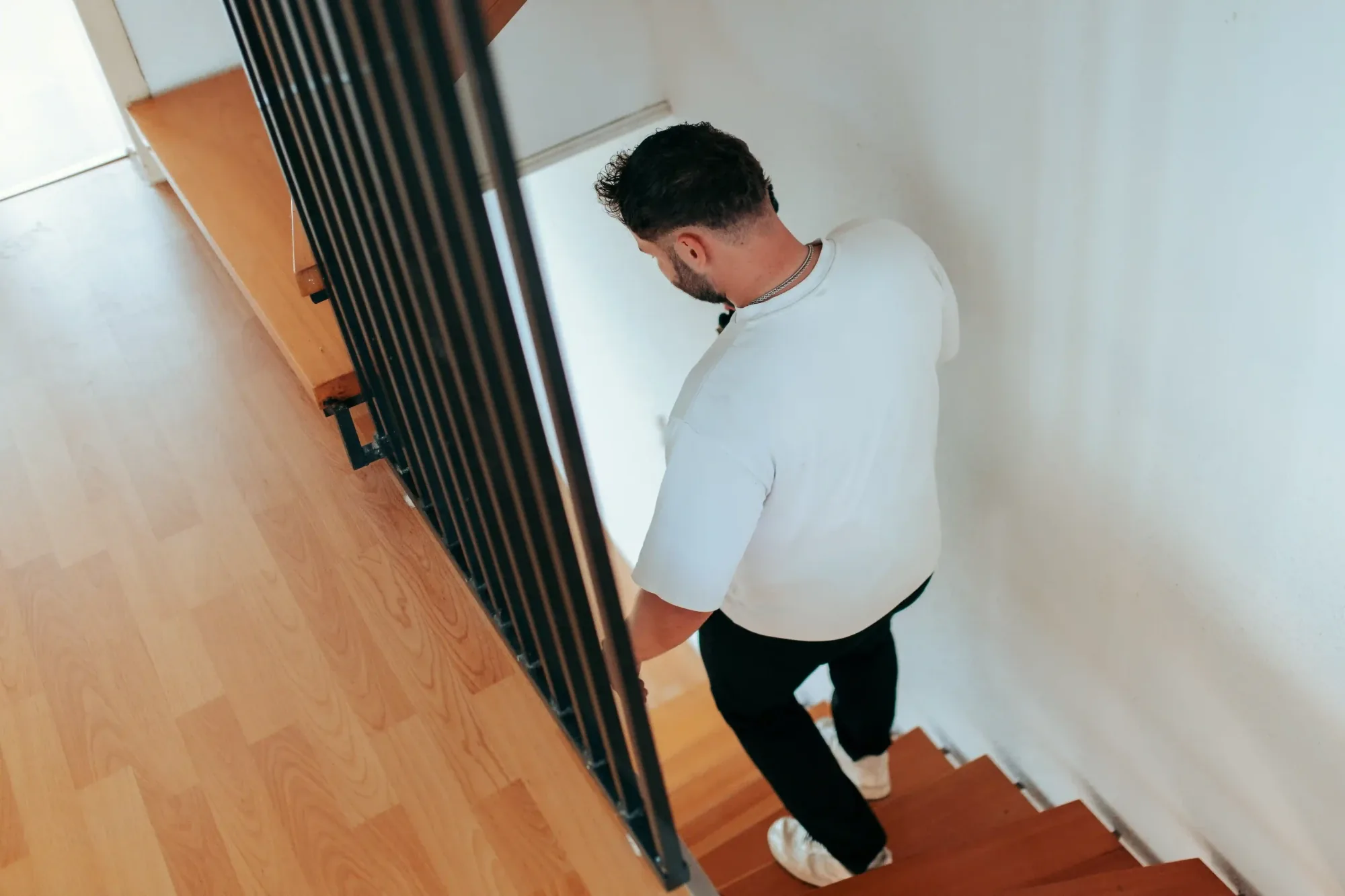 Maurice Veith geht beim Fototermin die Treppe hinunter ins nächste Stockwerk