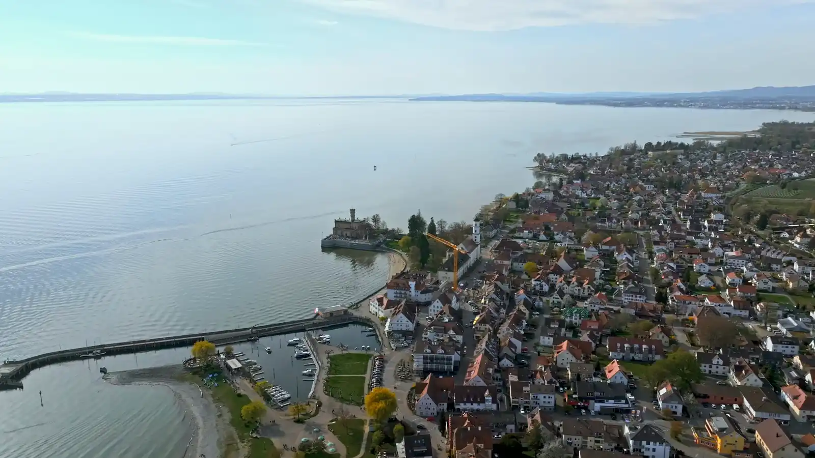 Luftaufnahme von Langenargen am Bodensee mit Schloss Montfort, Hafen und Uferpromenade