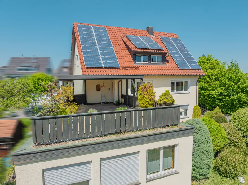 Luftbild: Wohnhaus mit Solardach und großem Balkon – Stuttgart