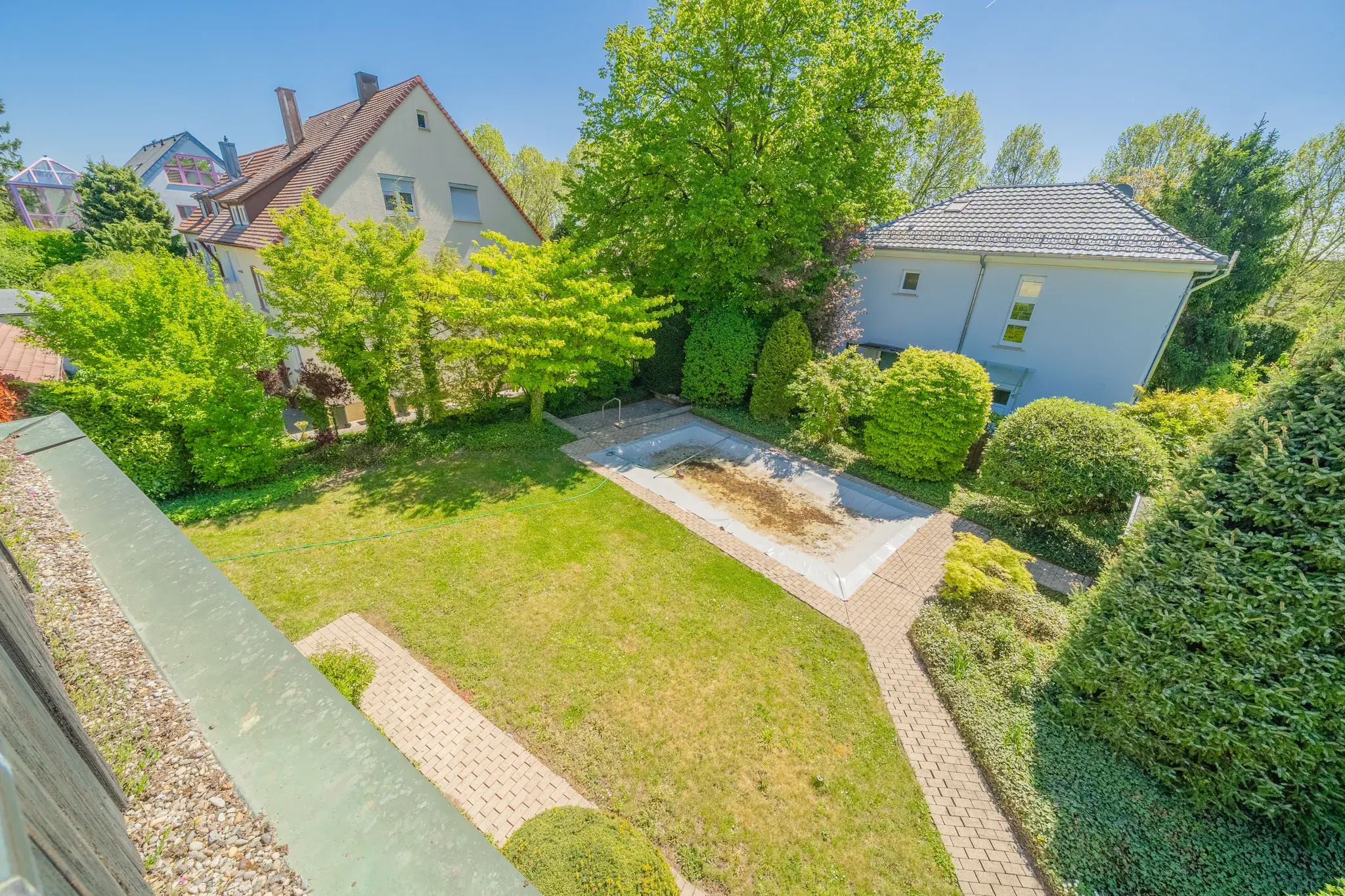 Garten mit abgedecktem Pool von oben – Stuttgart
