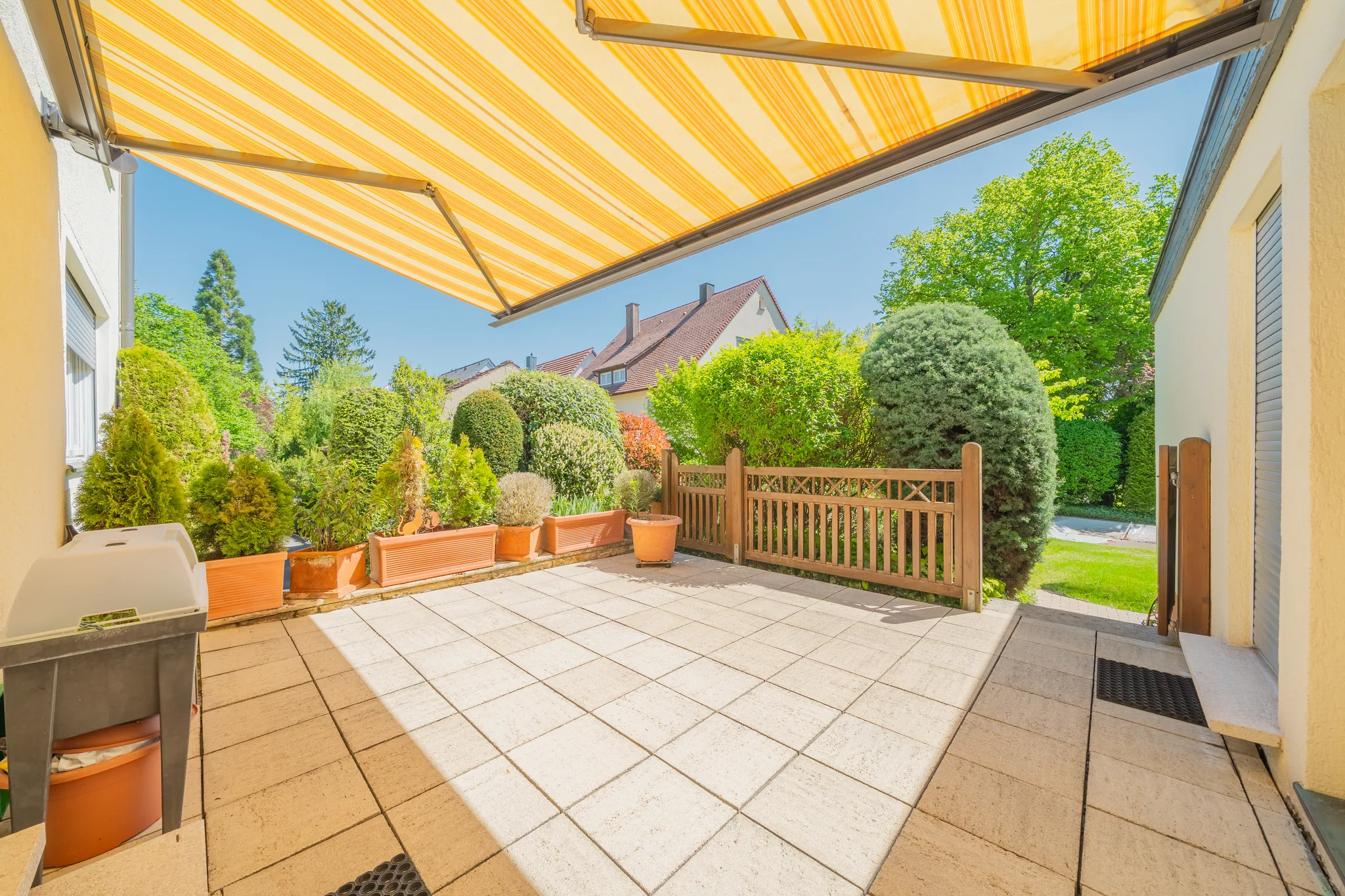 Terrasse mit Markise und Pflanzkübeln – Stuttgart