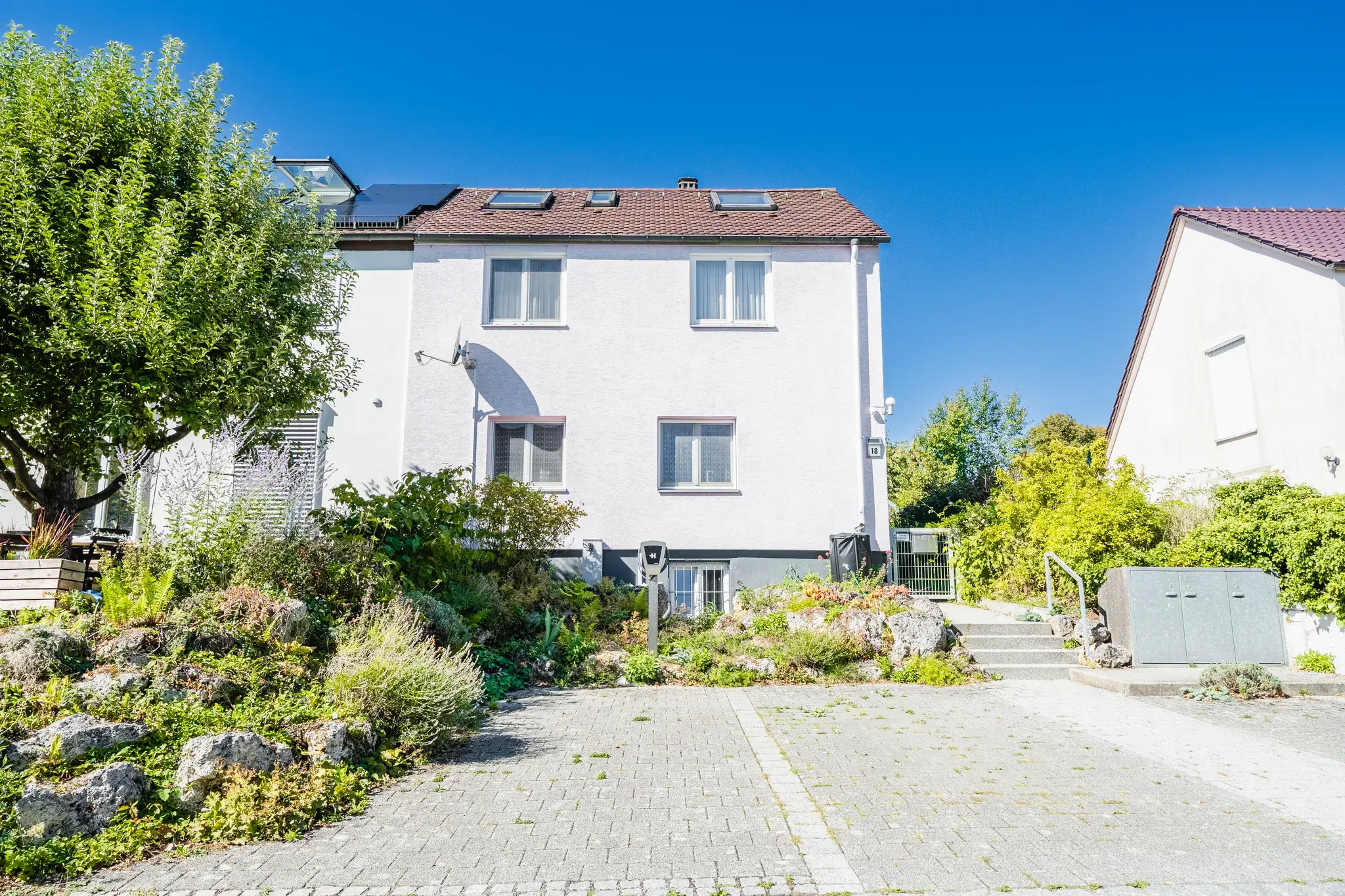 Hausansicht mit Garten – Stuttgart-Hoffeld