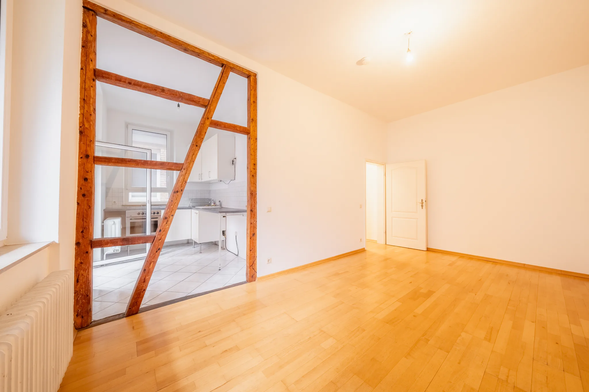 Leeres Zimmer mit historischem Fachwerkbalken in einer Altbauwohnung in Stuttgart-Mitte