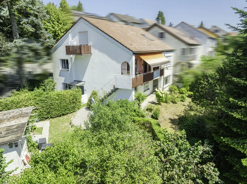 Wohnhaus am Hang mit großem Garten, Schrägluftbild – Tettnang
