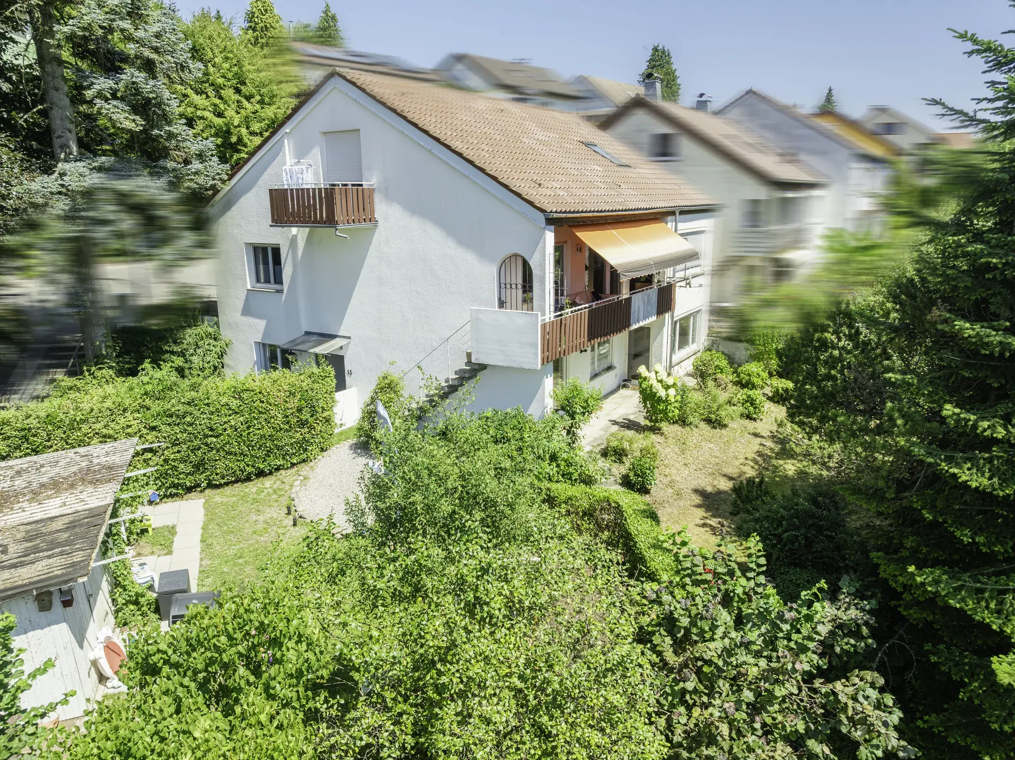 Wohnhaus am Hang mit großem Garten in Tettnang, Schrägluftbild