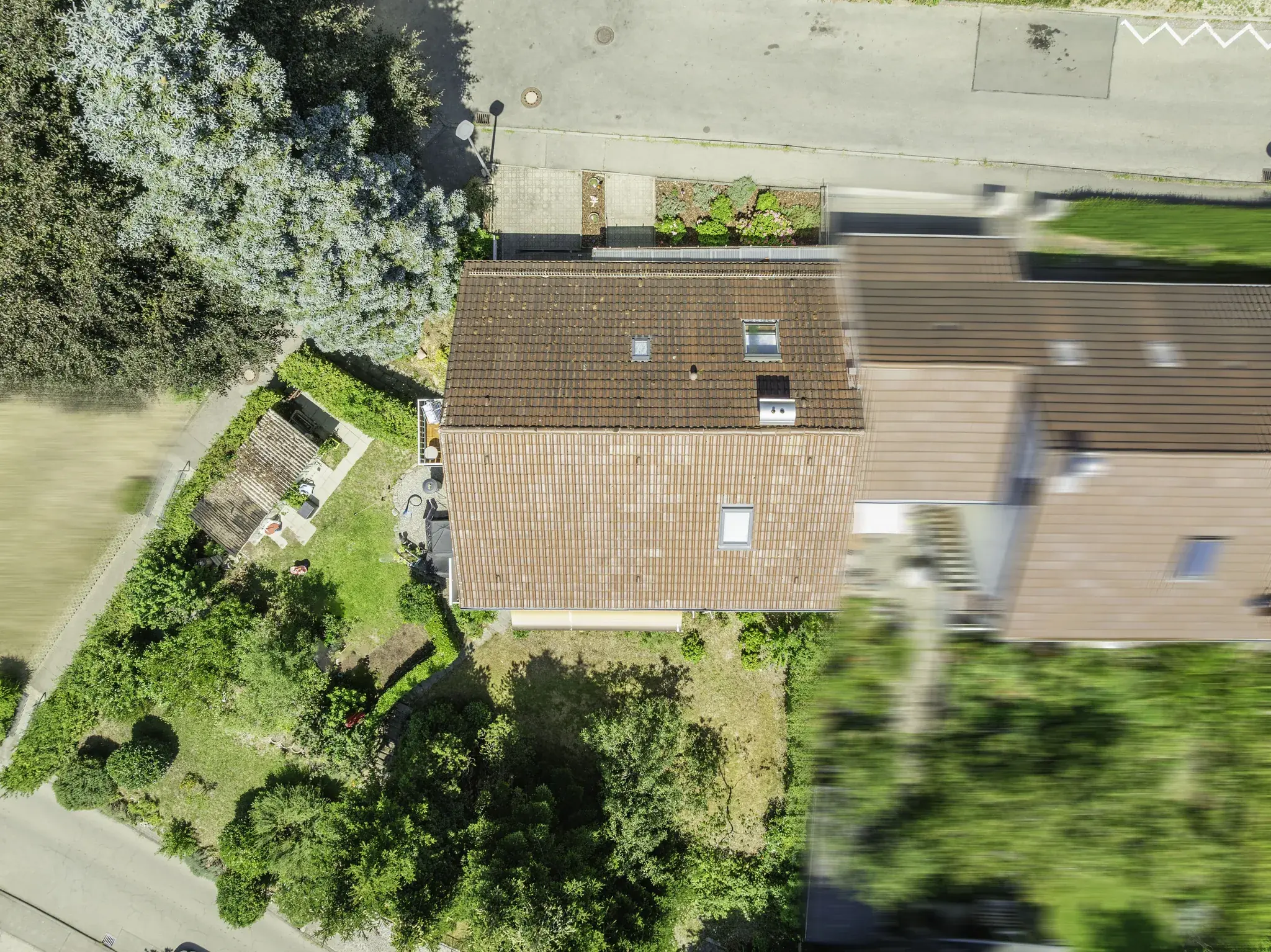 Senkrechte Luftaufnahme von Dach, Garten und Grundstück eines Wohnhauses in Tettnang