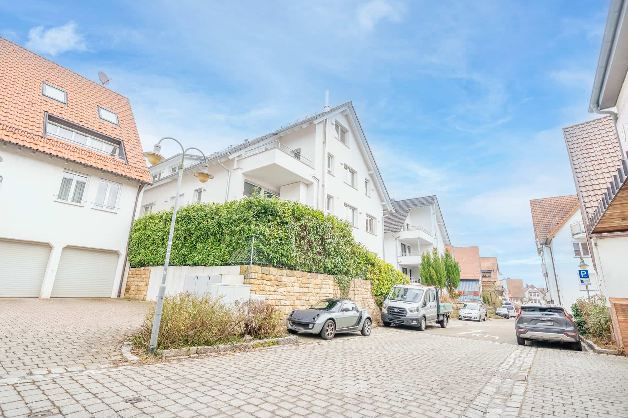 Straßenansicht Wohngebäude Ostfildern — Sky Replacement, Immobilienfotografie MV Media